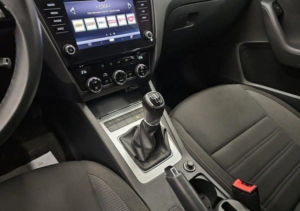 Skoda Octavia cena 63500 przebieg: 102129, rok produkcji 2019 z Milanówek małe 352